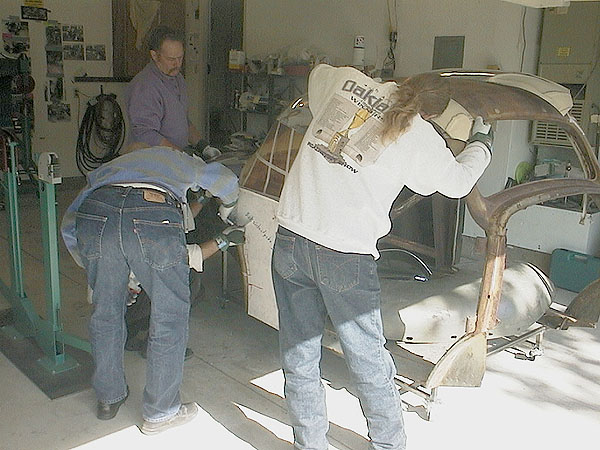 01 Ron and Lazze talking about the rear quarter panel ok.JPG (88018 bytes)