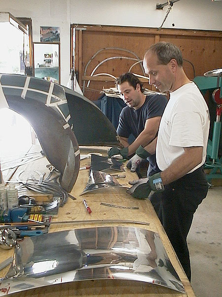 06 Brad and Lazze checking front fender pieces ok.JPG (100450 bytes)