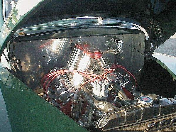 124 Pit area Phils Ford motor 52 Olds Rocket hf ok.JPG (115200 bytes)