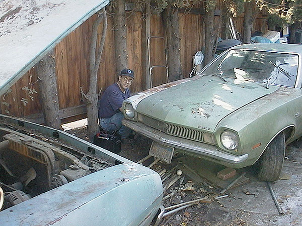 20021026 04 Phil and his favorite Pinto has to be removed ok.JPG (118344 bytes)